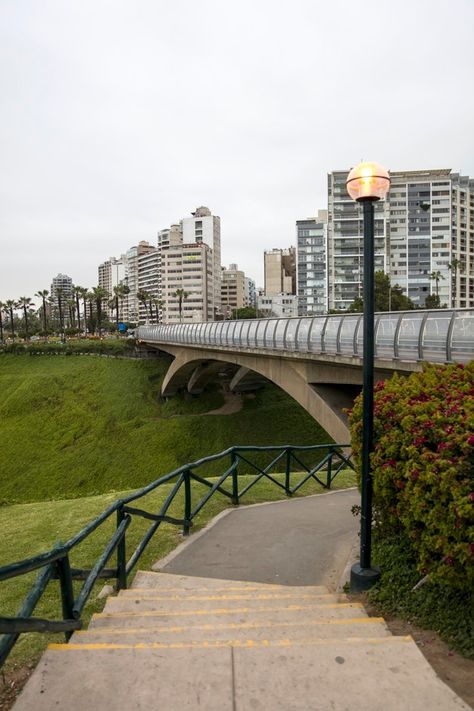 Parque del amor en lima, perú Foto Premi... | Premium Photo #Freepik #photo #viajes #ciudad #hoja #verde Miraflores Lima Peru Aesthetic, Lima Peru Aesthetic, Lima Aesthetic, Miraflores Lima Peru, Dry Desert, Spanish Conquistador, Colonial Architecture, Lima Peru, City Landscape