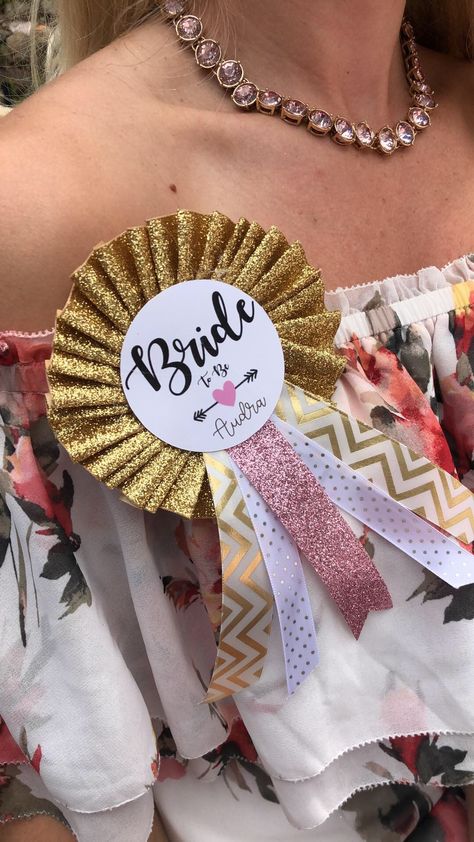 Bridal Shower Accessories For Bride, Bride To Be Decoration Ideas At Home, Badge Design Ideas Diy, Name Badges Ideas, Bridal Shower Ideas Decorations At Home, Diy Birthday Ribbon, Team Bride Pins, Bridal Shower Corsages, Wedding Badges