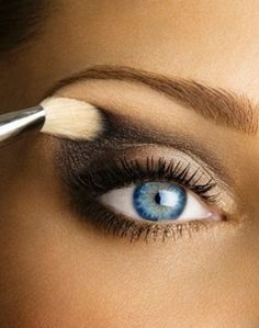 Light Smoky Eye, Maquillaje Smokey Eyes, Daytime Smokey Eye, Blue Eyes Pop, Wedding Makeup Tutorial, Behind Blue Eyes, Wedding Makeup Tips, Makeup Tutorial Eyeshadow, Eye Makeup Pictures