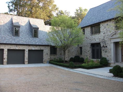 Limestone & Boxwoods - Perfect English - Benecki Fine Homes - pea gravel motorcourt English Modern, Black Houses, Driveway Design, Driveway Landscaping, Colonial Exterior, Perfect English, Traditional Exterior, Salou, Architecture Exterior