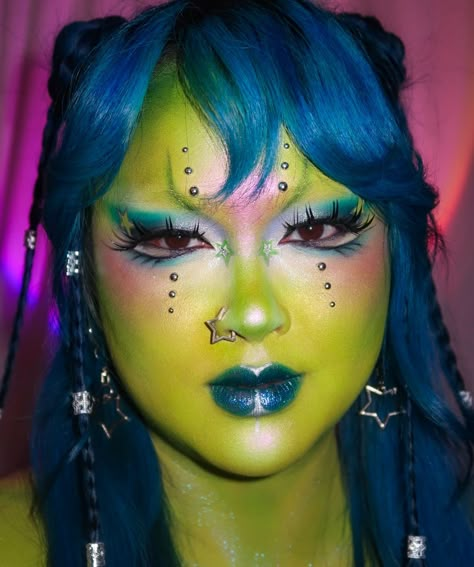 Alien superstars just landed 👽🛸🌟💚 collab with the lovely @babenexttdoor 🫶🏼 . @mehronmakeup paradise AQ pro paint palette + mixing liquid (makes it more transfer proof!) @glisten_cosmetics white spectra base + twilight chroma gloss @kaleidosmakeup limelight epiphany glow liner + agave cloud lab lip clay + black jasmine palette @blendbunnycosmetics blends palette + @donidarkowitz palette @likely.makeup switchblade lashes @getstonned stud pack @onesize gworly pop blush trio @starface . . #... Blue Alien Makeup Halloween, Alien Eyes Makeup, Alien Makeup Green, Simple Alien Makeup, Alien Inspired Makeup, Alien Baddie, Alien Makeup Looks, Ishoku Hada, Clown Fairy