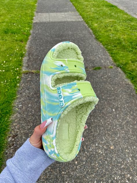 blue green marbled fur croc slides Cozzzy Croc Sandals Outfit, Crocs Fuzzy Slides, Crocs Colors, Marble Crocs, Mid Converse, Crocs Fur, Tie Dye Crocs, Croc Slides, Adidas Yeezy Slides