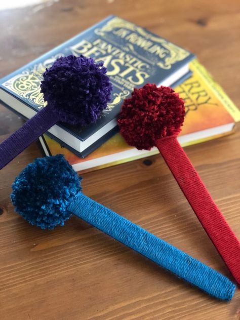 Pompon Tulle, Simple Art Projects, Homemade Bookmarks, Art Projects For Teens, Crafts For Teens To Make, Dutch Girl, Easy Art Projects, Bookmarks Kids, Pom Pom Crafts