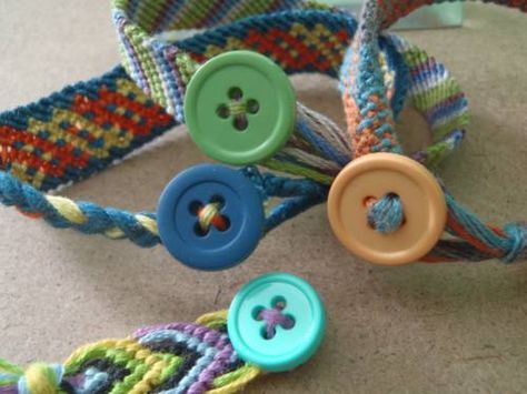 Ending bracelets with a button  http://www.braceletbook.com/tutorial/32_ending-bracelets-with-a-button.html Friendship Bracelet Tutorial, Button Diy, Diy Bracelets With String, Friend Ship, Bracelets Tutorial, Homemade Bracelets, Diy Armband, Friendship Bracelets Tutorial, Button Bracelet