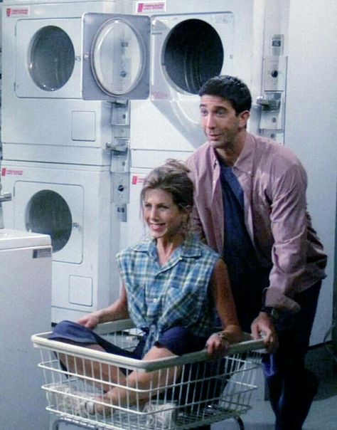 Ross and Rachel - the laundromat Friends Widget, Friends 1994, Ross And Rachel, Jenifer Aniston, David Schwimmer, Ross Geller, Friends Cast, Friends Tv Series, Friends Moments