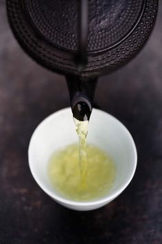 7 Reasons to Have a Cup of Green Tea | TIME - The ancient drink offers some major health benefits! Mapo Tofu, Tea Love, Tea Culture, Love Tea, Oolong Tea, Tea Art, My Cup Of Tea, Chinese Tea, Skin Food