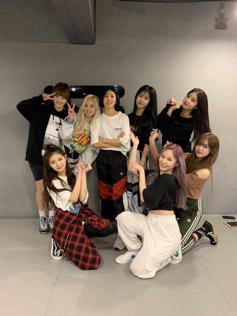 Everglow with Lia Kim At 1Million Dance Studio 1 Million Dance Studio, 1million Dance Studio, Yiren Everglow, Clothing Studio, Love U So Much, E Dawn, Yuehua Entertainment, Youth Culture, Urban Dresses