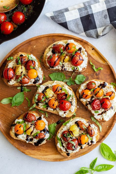 This Ricotta Toast is packed with summer flavors and such a delicious breakfast or snack! It's so simple to make and very filling. Ricotta Toast, Ricotta Recipes, Toast Recipes, Healthy Breakfast Recipes, Ricotta, Food Inspiration, Breakfast Brunch, Appetizer Recipes, Healthy Breakfast