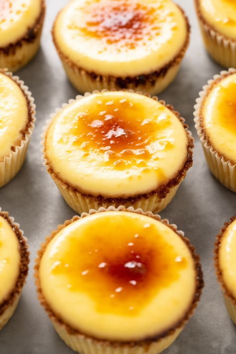 Creme Brûlée Cheesecake Cupcakes - That Oven Feelin Creme Brulee Cupcakes, Mini Cheesecake Cupcakes, Brulee Cheesecake, Cheesecake Cupcake, Creme Brulee Cheesecake, Butter Desserts, Creme Brulee Recipe, Brulee Recipe, Afternoon Tea Recipes