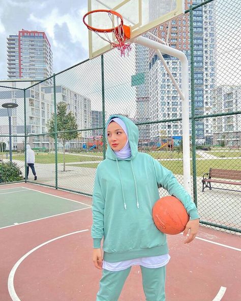 Ootd Basketball Hijab, Hijab Basketball Outfit, Hijabi Basketball, Yasmin Aesthetic, Hijab Sport Outfit, Girls Sports Wear, Hijab Street Fashion, Photo Basketball, Sports Hijab