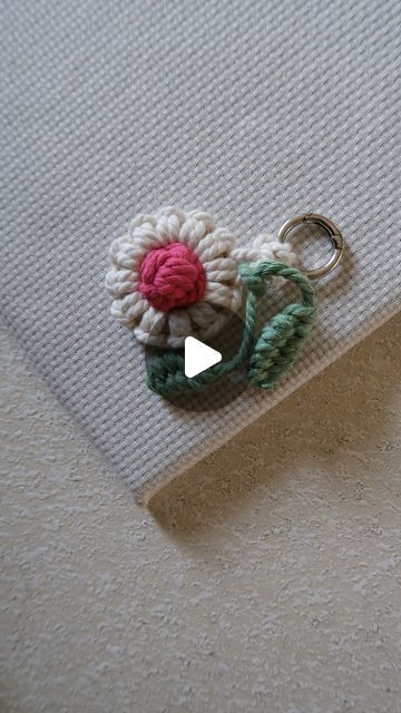 Macrame Flower Wall Hanging Tutorial, Macrame Flower Tutorial, Daisy Macrame Keychain Tutorial, Flower Macrame Keychain, Flower Chain Macrame, Macrame Flower Lanyard, Macrame Keychain Diy, Daisy Macrame Keychain, Flowers Macrame