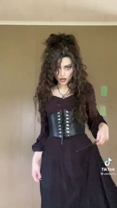 Dark Curly Hair Halloween Costume, Long Dark Hair Halloween Costume Ideas, Short Brown Hair Costume Ideas, Halloween Costumes Grunge, Grunge Costume Halloween, Halloween Costume Brown Hair, Aesthetic Costumes Halloween, Curly Hair Costumes Halloween, Halloween Ideas Women