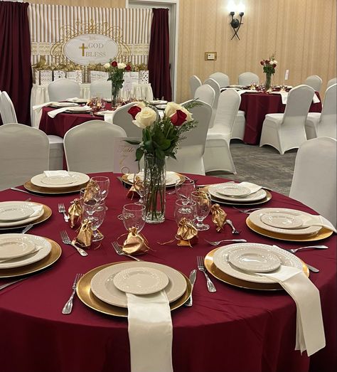 Burgandy Tablecloth Wedding, Red And Gold Quinceanera Decorations Table Settings, Burgundy Wine Wedding, Red Quince Theme, White Wedding Table Decor, Red Quinceanera Ideas, Gold And Burgundy Wedding, Sweet 15 Party Ideas Quinceanera, Wedding Reception Activities