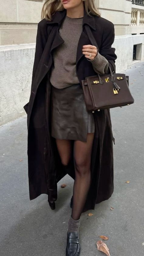 Lovisa barkman outfit style inspo brown autumn fall aesthetic Brown Skirt Outfit Ideas, Brown Loafers Outfit Women, Loafer Outfits Women, How To Style Loafers, Loafer Outfits, Fall Office Outfits, Winter Style Guide, Brown Leather Skirt, Style Loafers