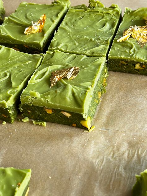 Super Easy No Bake Matcha Brownies Recipe by Kat Lieu Asian Baking, Matcha Baking, Matcha Brownies, Green Tea Cake, Green Snacks, Green Desserts, Super Easy Desserts, Vegan White Chocolate, Modern Asian