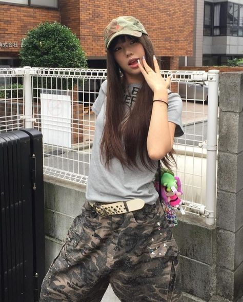 Camo Pants Outfit, 2000s Japanese Fashion, Vintage Bridesmaids, Camo Outfits, Camo Pants, Girl Fits, Japanese Street Fashion, 가을 패션, Bridesmaids Dresses