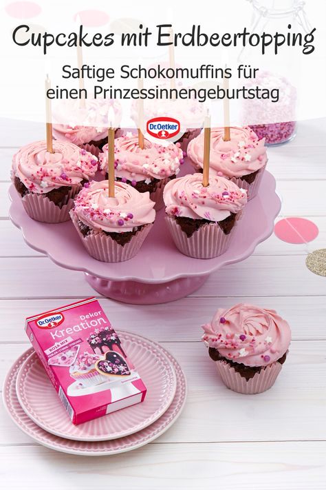 Saftige Schokomuffins aus lockerem All-in-Teig mit leckerem Erdbeertopping. Dr. Oetker, Dr. Oetker Rezepte, rosa Cupcakes, rosa Cupcakes Rezepte, Schokocupcakes, Schokocupcakes Rezepte, Schoko Cupcakes Rezepte einfach, Prinzessinnen Geburtstag, Prinzessinnengeburtstag, Prinzessinnen Cupcakes Cupcake Rosa, Pink Parties, Baby Party, Cake Pops, Cupcake Cakes, Muffins, Food And Drink, Baby Shower, Dessert