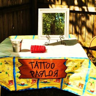 Pirate Party Idea...Tattoo parlor with temporary tats, black eyeliner for scars/beards/mustaches, and a mirror to check out their new pirate look! Pirate Look, Kids Pirate Party, Mermaid Pirate Party, Kids Tattoo, Pirate Themed Birthday, Idea Tattoo, Pirate Theme Party, Tattoo Parlor, Pirate Halloween