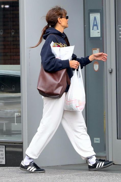 Katie Holmes Has Been Wearing This Best-Selling $178 Madewell Bag All Over NYC Katie Holmes Outfits, Madewell Bag, Katie Holmes Style, Madewell Tote, Sweatpants And Hoodie, Madewell Bags, Nyc Girl, Bucket Tote, Fashion Inspiration Board