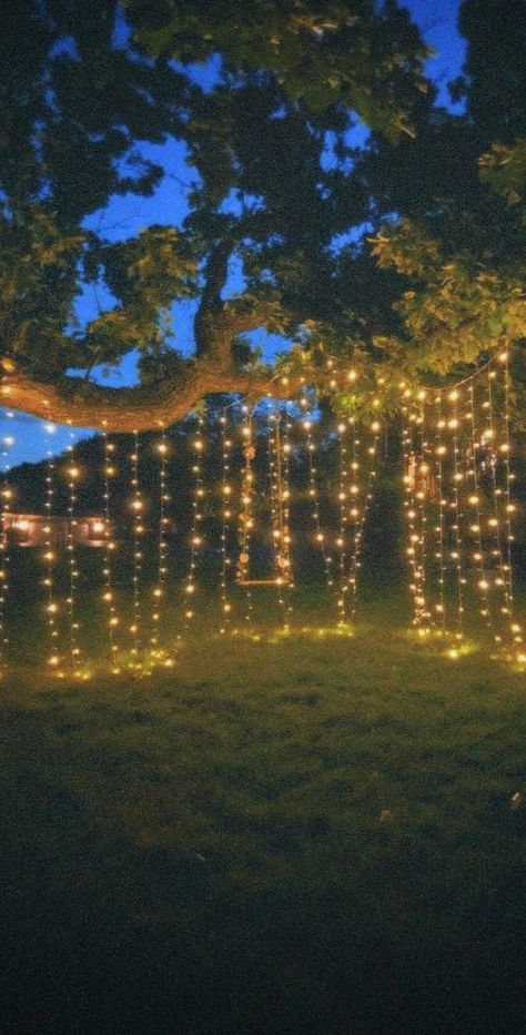 Add a cozy ambiance with string lights draped over trees, fences, or pergolas. Outside Night Lights, Fairy Light Party Ideas, Outdoor Night Party Ideas, Birthday Backyard Ideas, Graduation Party Lights, Fairy Lights Picnic, Fairy Lights Porch, Fairy Light Birthday Decor, Camping Fairy Lights