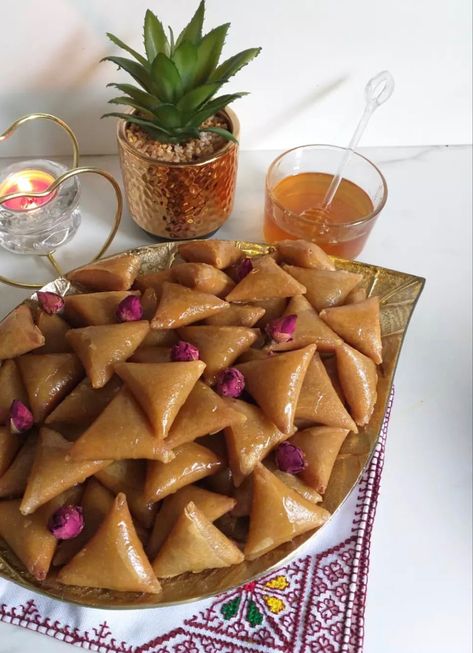 Moroccan Food Photography, Moroccan Street Food, Moroccan Food Traditional, Moroccan Pastries, Spicy Couscous, Moroccan Recipe, Algerian Sweets, Ramadan Food, Morocco Food