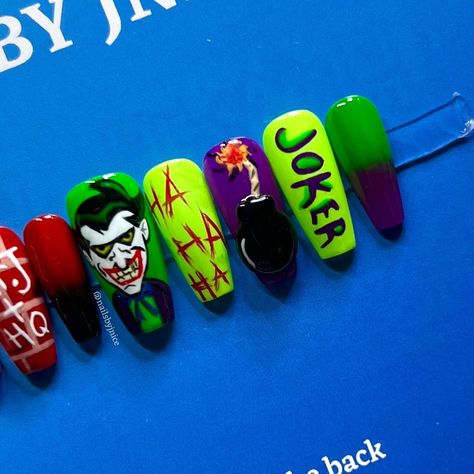 🖤❤️ Harley Quinn and her Puddin 💚💜 Hand painted character freestyle, my client selected this theme from my Halloween freestyle list. #harleyquinnandjoker #characternails #cartoonnailart #mixandmatchnails #halloweennail #dccomicsart #freestylenailart #pressonnailsforsale #pressonsnails #glueonnailsforsale #custompressonnails #gelmanicuredesign #stickonnails #colorfulnailart Joker Nails, Gel Manicure Designs, Colorful Nail Art, Stick On Nails, Dc Comics Art, Glue On Nails, Halloween Nails, Harley Quinn, Press On Nails