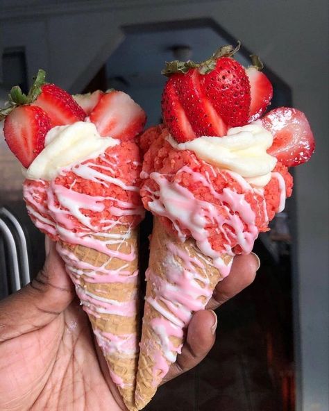 Strawberry Ice Cream Cone, Colorful Desserts, Sugar Cones, Waffle Cone, Tasty Baking, Food Drinks Dessert, Strawberry Ice Cream, Healthy Dessert Recipes, Food Obsession