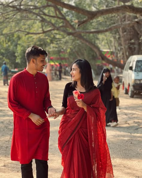 Couples Giving Flowers, Saree Couple, Amanda Oleander, Couple Outfits Matching, Being In A Relationship, Indian Wedding Couple Photography, Autumn Girl, Stylish Short Dresses, Bollywood Couples