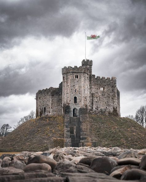 present "Cardiff Castle". . 🇬🇧 Is a medieval castle and Victorian Gothic revival mansion located in the city centreof Cardiff, Wales. The… Victorian Gothic Revival, Cardiff Castle, Wales Flag, Welsh Flag, Visit Wales, Cardiff Wales, Stately Homes, Gothic Revival, Country Houses