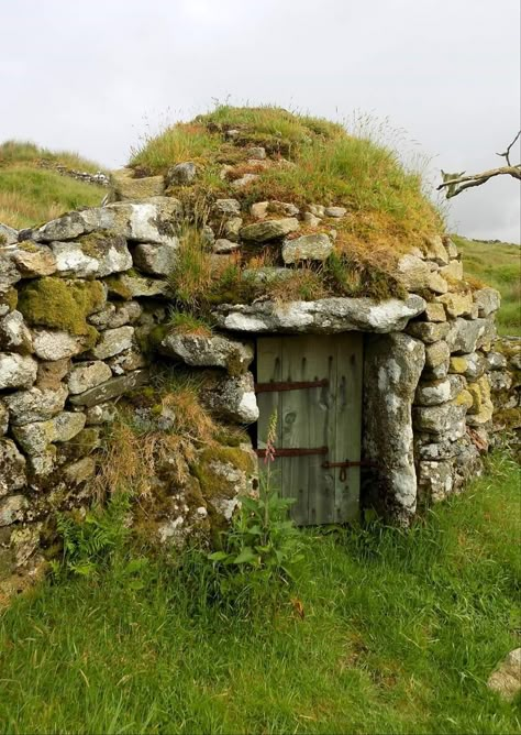 Stone Age Houses, Root Cellars, Greek Mountains, Stone Cabin, Underground Shelter, Bushcraft Shelter, Off Grid House, Geodesic Dome Homes, Stone Building