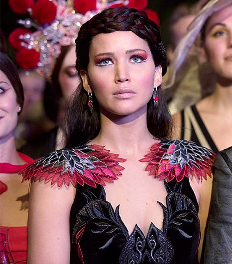 Katniss in the party of the victory tour. Hunger Games Makeup, Fire Costume, Hunger Games Fashion, Hunger Games Movies, Katniss And Peeta, Hunger Games Series, Hunger Games Catching Fire, Suzanne Collins, Hunger Games Trilogy