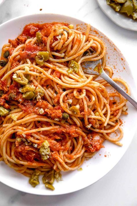 Canned Tuna Pasta with Tomatoes, Capers, and Olives is a quick and straightforward weeknight family dinner recipe. Made in less than 30 minutes. This healthy tuna tomato pasta recipe is excellent meal for busy families, college students, or individuals who are always in a hurry. #jernejkitchen #pasta #cannedtuna #tunapastasauce #30minutemeals Canned Tuna Pasta, Easy Tomato Pasta Sauce, Easy Tomato Pasta, Weeknight Family Dinner, Tuna Tomato, Pasta With Tomatoes, Family Dinner Recipe, Healthy Tuna, Tuna Pasta