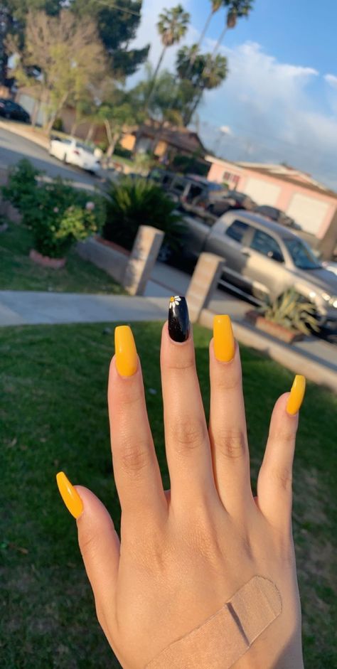 Yellow And Black Nails Design Simple, Yellow Black Nails Design, Yellow And Black Acrylic Nails, Black And Yellow Nails Simple, Black And Yellow Nails Design, Yellow And Black Nails Design, Nails Yellow And Black, Black Yellow Nails, Yellow Black Nails