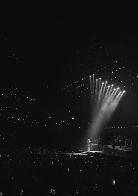 Harry Styles Concert Black And White, Black Fame Aesthetic, Black And White Concert Aesthetic, Black Concert Aesthetic, Concert Tour Aesthetic, Black And White Harry Styles Aesthetic, Singer Aesthetic Black And White, Singers Wallpaper Aesthetic, Harry Styles Aesthetic Vintage Poster