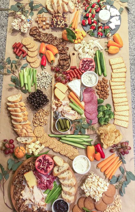 Grazing Table On Brown Paper, Charcuterie On Brown Paper, Kraft Paper Charcuterie Board, Charcuterie Board On Brown Paper, Paper Charcuterie Board, Brown Paper Charcuterie Table, Dips Sweet, Charcuterie Board Display, Graze Board