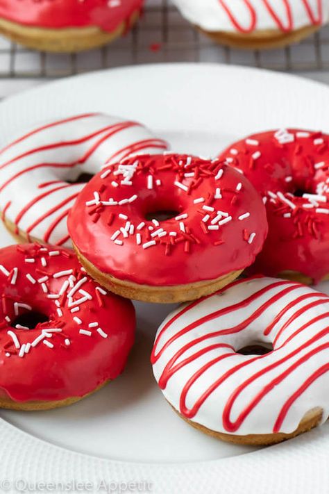 Donut Batter, Christmas Donuts, Dessert Aux Fruits, Festive Desserts, Tim Hortons, Delicious Donuts, Baked Donuts, Mini Donuts, Red Food