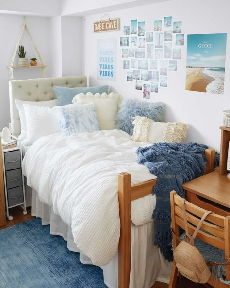 College Bedroom Decor, College Dorm Inspo, Blue Dorm, College Dorm Room Inspiration, Dream Dorm Room, Dorm Room Styles, Beach Room Decor, Cozy Dorm Room, College Dorm Ideas