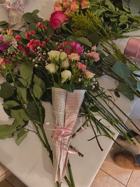 Flower Bouquet Making, Dinner Party Activities, Soiree Ideas, Build Your Own Bouquet, Bouquet Making, Galentines Party, Birthday Activities, Making A Bouquet, Galentines Day