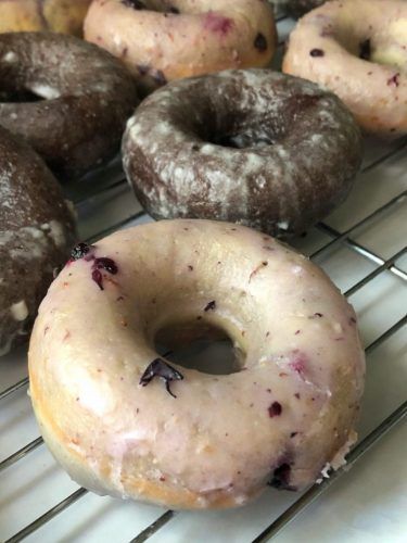 Country Baking, Cake Flour Substitute, Donut Batter, Crumble Cookie, Blueberry Donuts, Baked Donut Recipes, Amazing Meals, Glazed Donuts, Chocolate Glazed Donuts