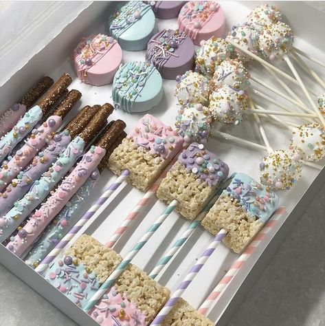 Diy Dessert Box Gift, Cakesicle Treat Boxes, Chocolate Covered Treat Box Ideas, Two Sweet Treats, Dipped Treat Boxes, Chocolate Dipped Treat Boxes, Easter Treats Ideas To Sell, Bakery Treat Boxes, Small Business Treats