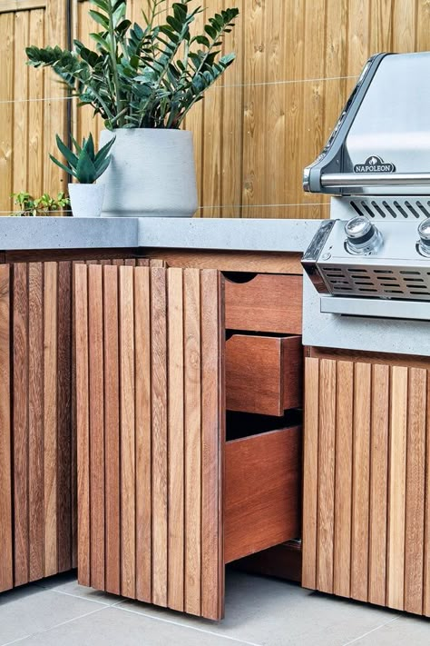 Outdoor Kitchen Design Layout Grill Area, Outdoor Kitchen Design Modern, Outdoor Bbq Area, Outdoor Artwork, Build Outdoor Kitchen, Kitchen Design Diy, Outdoor Bbq Kitchen, Outdoor Kitchen Ideas, Outdoor Kitchen Design Layout