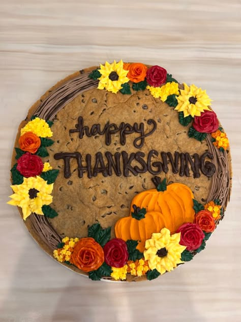 Chocolate Thanksgiving Cake, Cookie Cake Thanksgiving, Thanksgiving Cookie Cake Ideas, Thanksgiving Message Cookies, Fall Cake Decorations, Turkey Cookie Cake, Thanksgiving Cookie Cake Designs, Fall Message Cookies, Thanksgiving Cookie Cakes