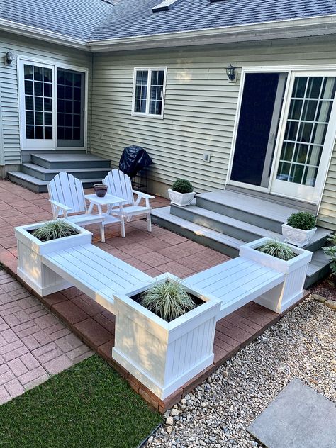 Build a Backyard Planter Bench (Free Plans) Backyard Planter, Diy Patio Bench, Backyard Planters, Brick Planter, Diy Planters Outdoor, Deck Planters, Garden Bench Diy, Planter Bench, Diy Bench Outdoor