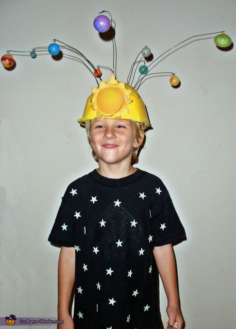 Holly: This is my 6 year old son Miles who is in love with outer space and the solar system. (This is his costume from last year.) I had never made... Solar System Costume, Space Party Costumes, Science Costumes, Costumes Homemade, Vocabulary Parade, Homemade Costumes For Kids, Costume Homemade, Space Hat, Space Costumes