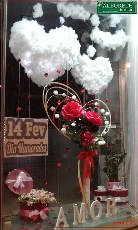 Vitrine Saint Valentin, Outdoor Birthday Party Decorations, Valentines Photo Booth, Valentines Window Display, Hearts Paper Crafts, Diy Valentines Day Wreath, Valentines Party Decor, Decoration Vitrine, Outdoors Birthday Party