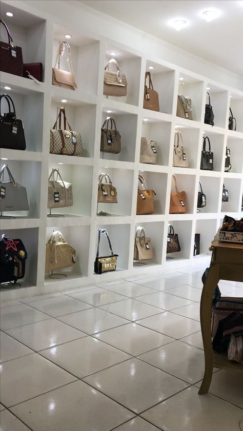 Bag Showroom Interior, Ladies Boutique Interior Design, Bag Store Display, Small Shop Interior, Shoe Store Design, Store Shelves Design, Handbag Display, Modern Hallway Ideas, Retail Store Interior Design