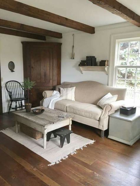 Living room.  Shows wooden beams and nice accents to the light furinture Colonial Living Room, Living Room Decoration Ideas, Primitive Living Room, Room Decoration Ideas, American Farmhouse, French Country Living Room, Primitive Homes, Farmhouse Remodel, Casa Vintage