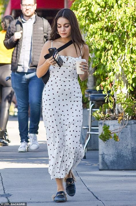 Vanessa Hudgens Summer Style, Vanessa Hudgens Street Style, Loafers Street Style, Vanessa Hudgens Outfits, Estilo Vanessa Hudgens, Oxfords Outfit, Newly Single, Vanessa Hudgens Style, Paint The Town Red