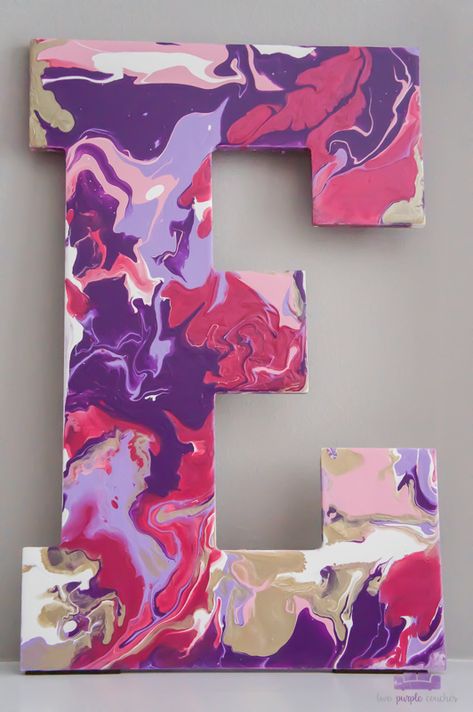 Gorgeous DIY paint pour letter art. Make your own with this simple acrylic paint pouring tutorial. #paintpouring #acrylicpour #modernart #wallart #marbling Painting Letters Ideas, Letter Painting Ideas, Painted Letters Diy, Initial Letter Decor, Wooden Letter Painting Ideas, Wood Letter Painting Ideas, Letter Decoration Ideas, Purple Couches, Plastic Cup Crafts