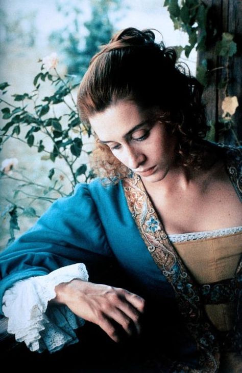 Anne Brochet as Roxane in 'Cyrano de Bergerac' 1990 French Costume, 17th Century Fashion, Oscar Winning Movies, Hollywood Costume, French Women Style, Cinema Theatre, French Cinema, Intelligent Women, French Films